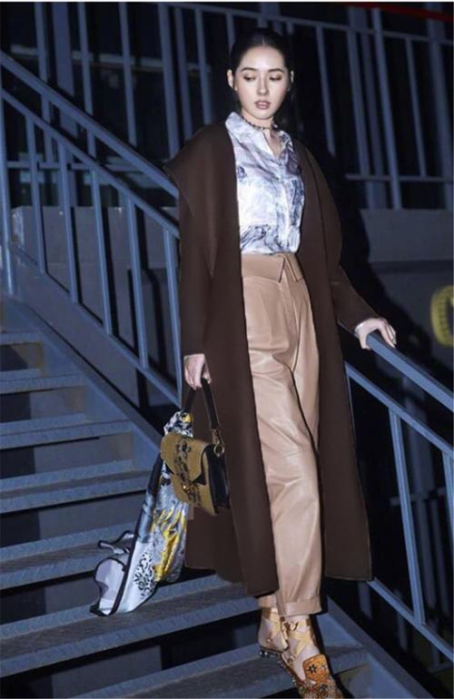 郭碧婷学习向太穿搭，女儿百日宴上穿20万连衣裙