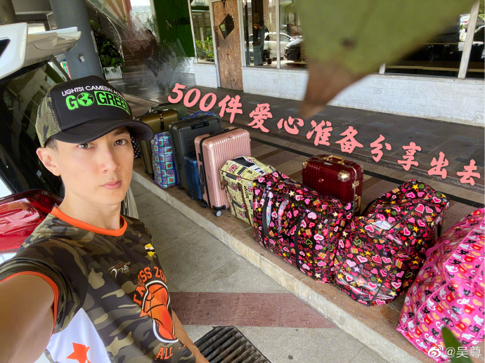 吴尊纪念母亲逝世18年，遵其遗愿做善事，儿女做蛋糕为奶奶上香
