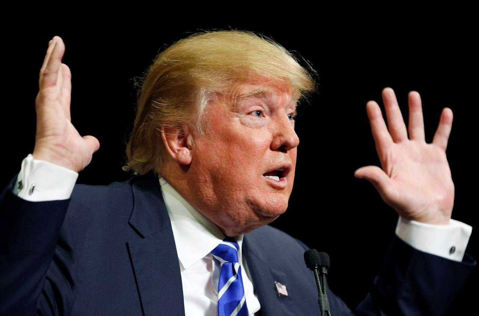 在镜头前，特朗普又一次没有佩戴口罩，不是糊