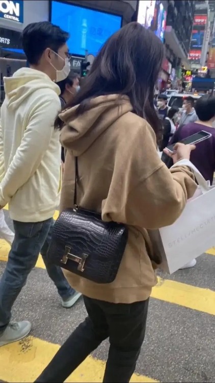 袁詠儀一家逛街被偶遇，兒子罕露面身高直逼180，打扮陽光帥氣