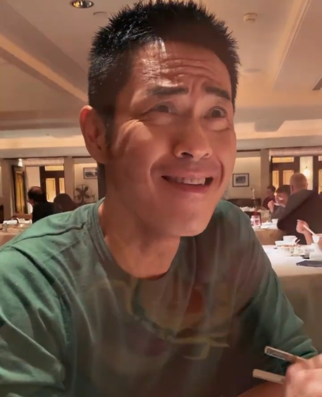 郑嘉颖小22岁娇妻陈凯琳晒生活日常庆生，一家四口泳池玩水超幸福