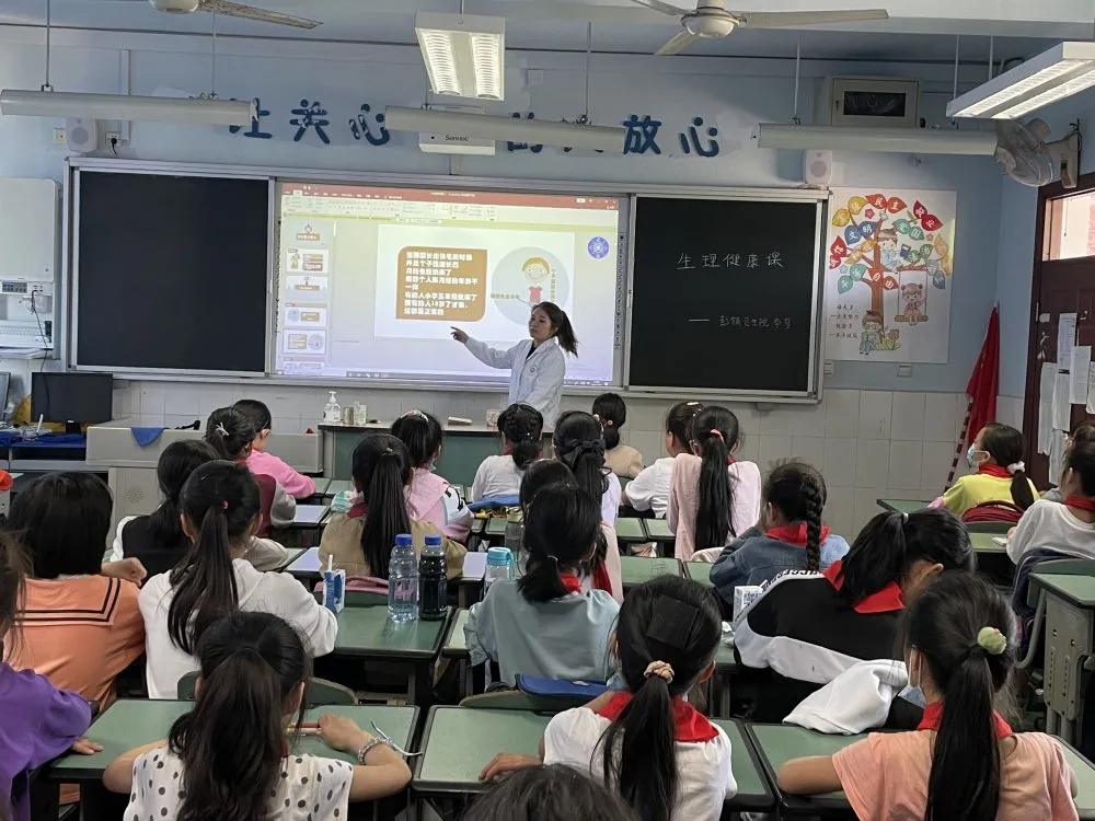 成都市双流区彭镇小学健康副校长李琴开展青春期生理知识讲堂