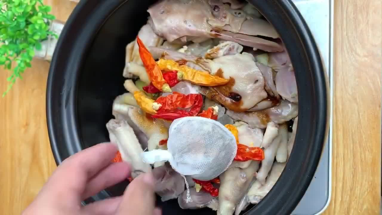 Teach you how to cook stewed dishes at home. The spicy and delicious salty flavour is rich in variety, clean and hygienic