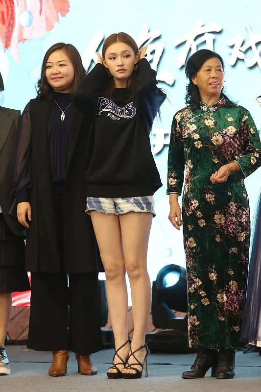 被周星驰捧红的6位女星，前三位恩断义绝，后三位却不离不弃