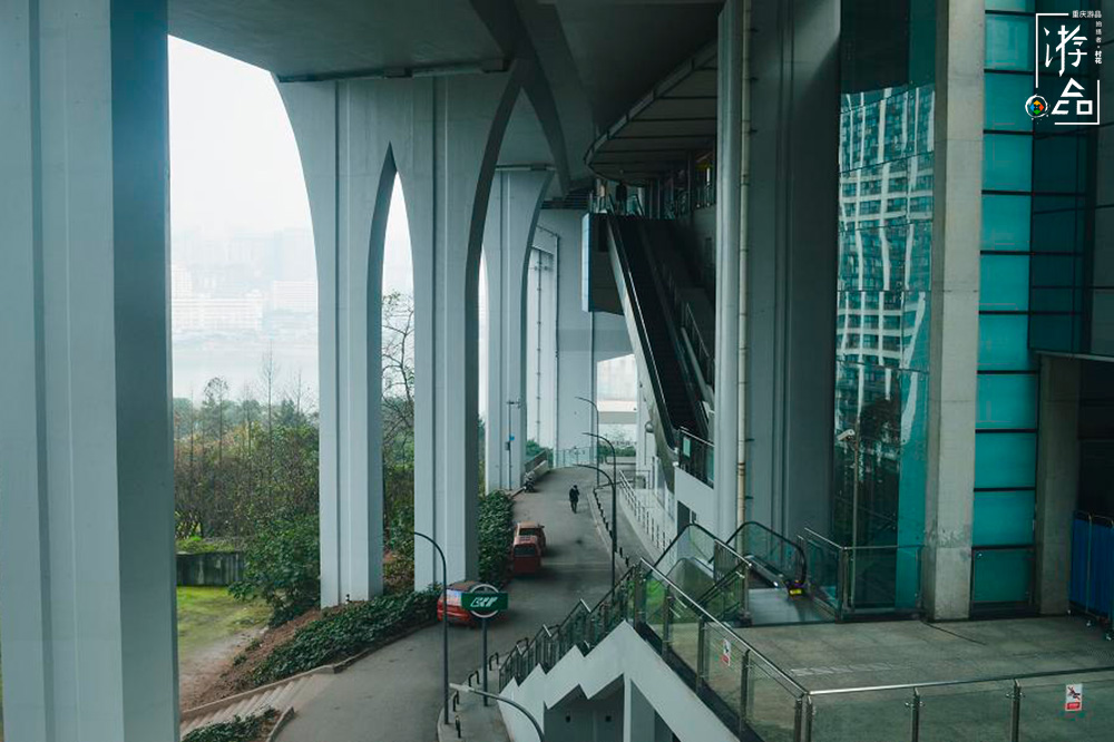 同样是重庆的轨道交通，3号线上的这个站点比李子坝更神奇