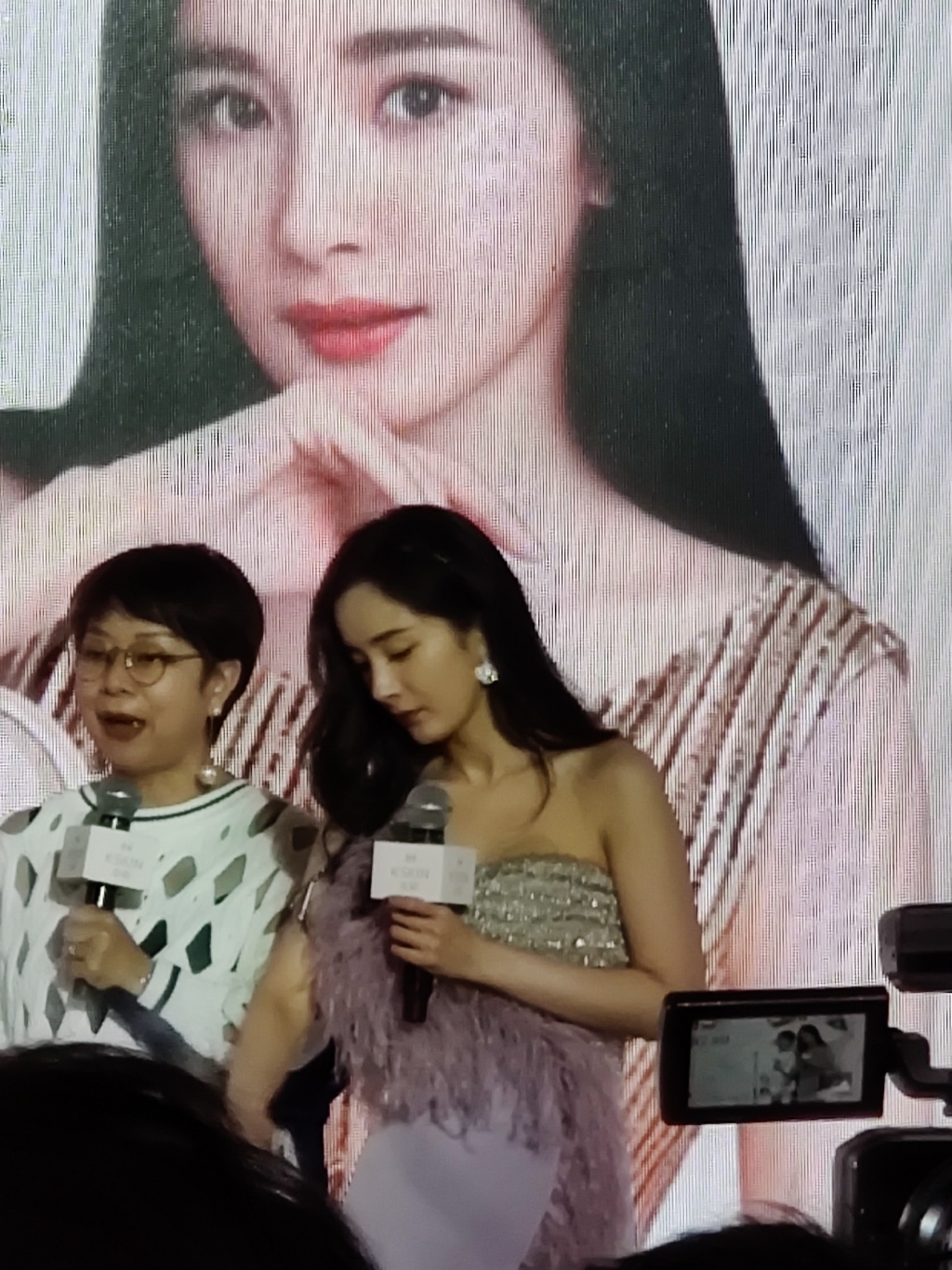 After Yang Mi changes modelling division head beautiful temperament is pulled full, the spot and humour of vermicelli made from bean starch are interactive: 