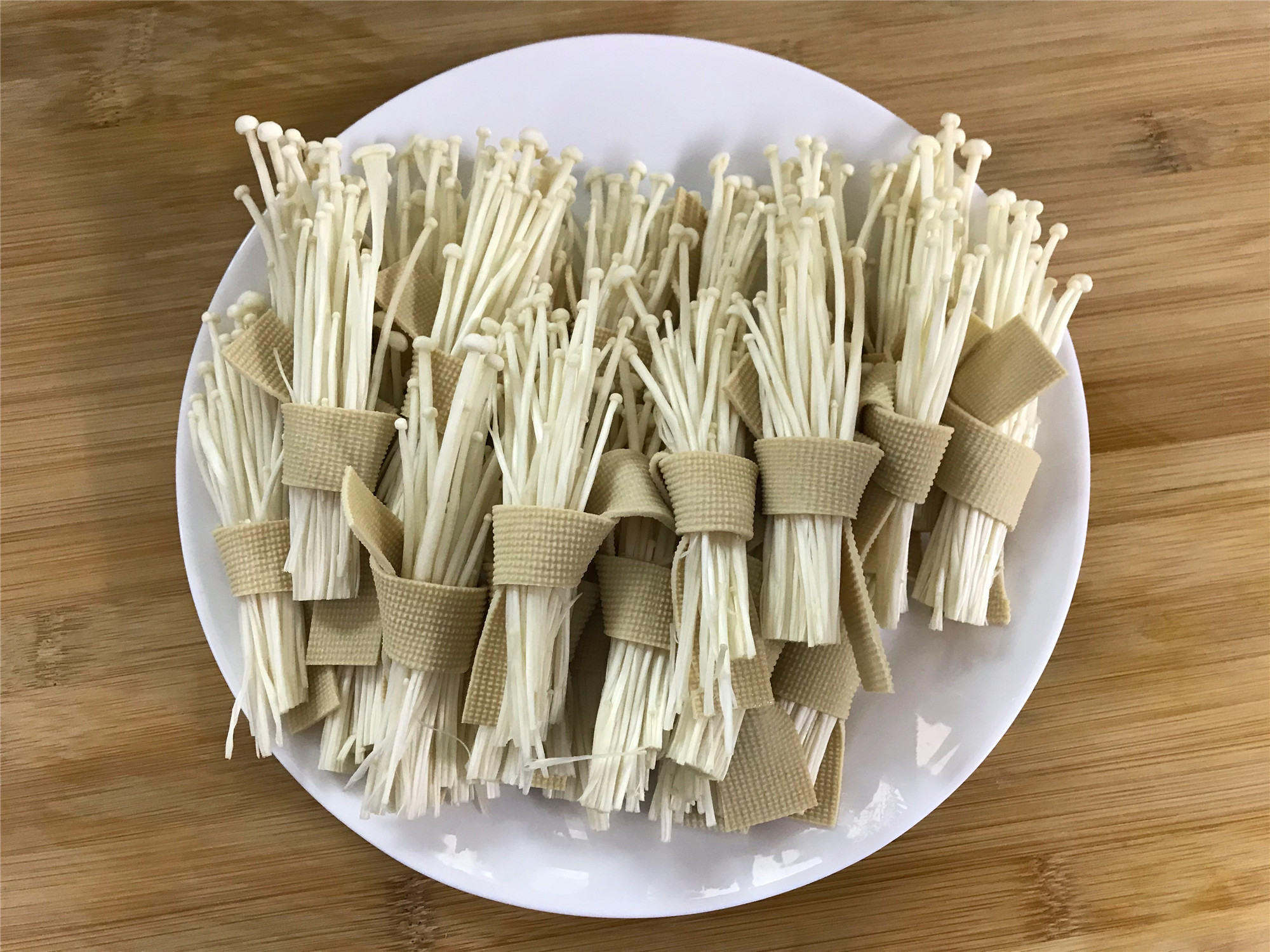 Tofu skin is a way to never tire of eating, add a handful of enoki mushrooms, boil it and cook it better than meat, and it is nutritious and low-fat