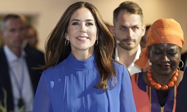 丹麥49歲王儲妃神似凱特！ 寶石藍及膝裙賊顯白，中分披肩發顯臉小