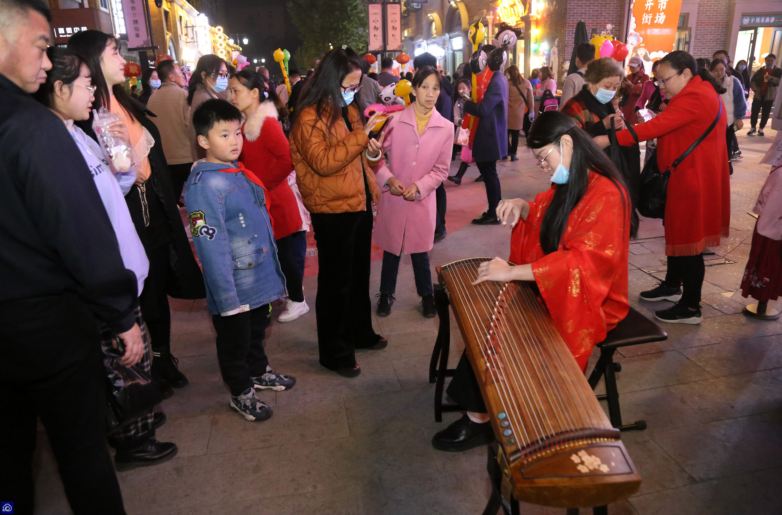 这条街60年前就是网红地，升级改造后更火了，漂亮女孩排队打卡