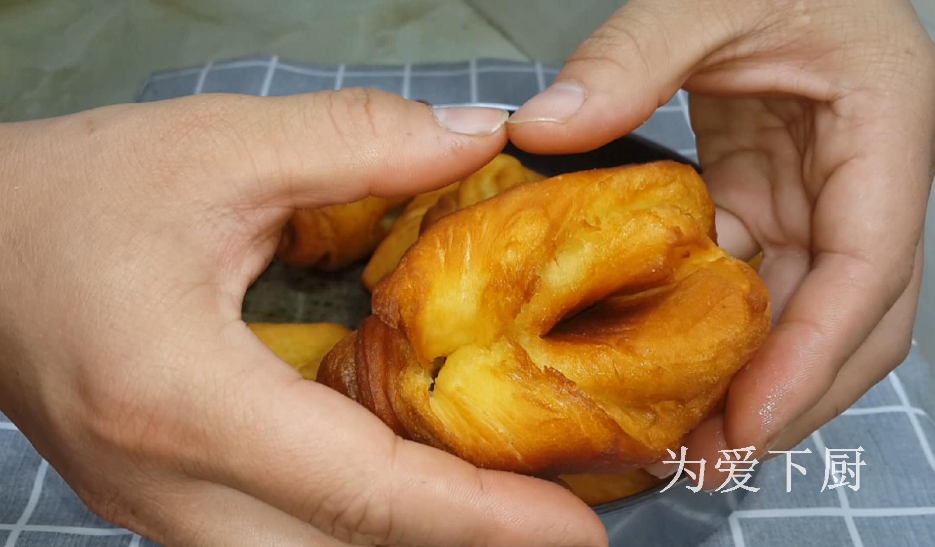 2個雞蛋，半斤麵粉，鍋裡炸一炸，鬆軟又香甜，比麵包油條還好吃