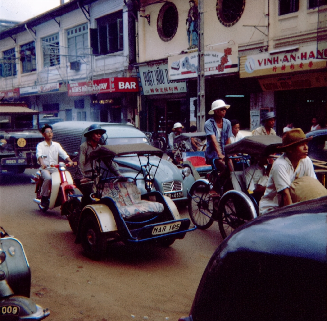 60年代的越南西贡就如此繁华 大街上随处可见汽车 摩托车 Mp头条