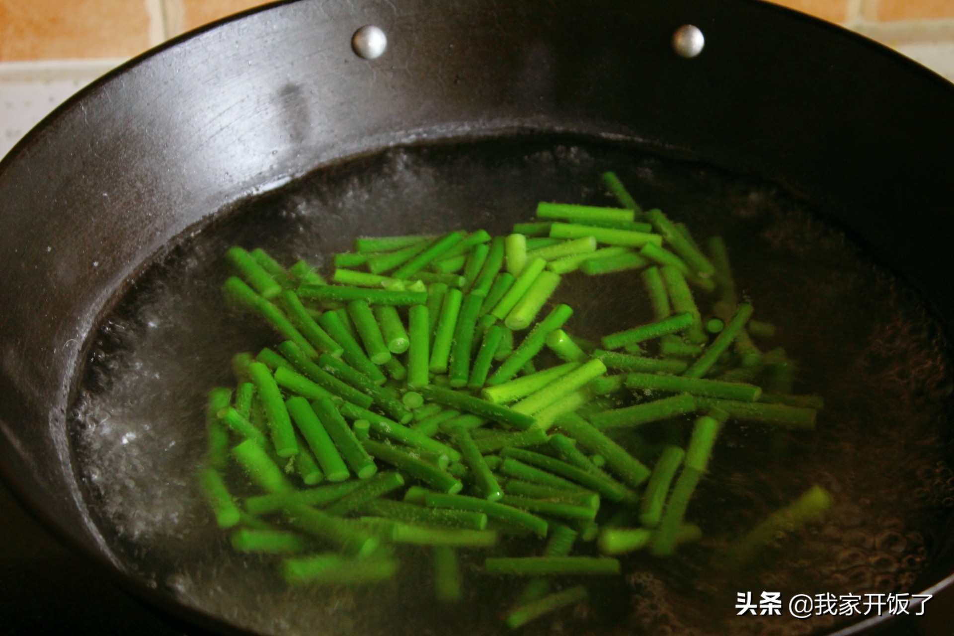 《中餐厅4》张亮做的这道菜，下锅随便一炒真叫香，米饭连扒了3碗