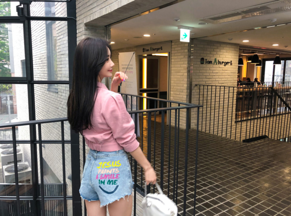 孙允珠美人赏析 孙允珠打底休闲衫+超短热裤 长腿背影很迷人