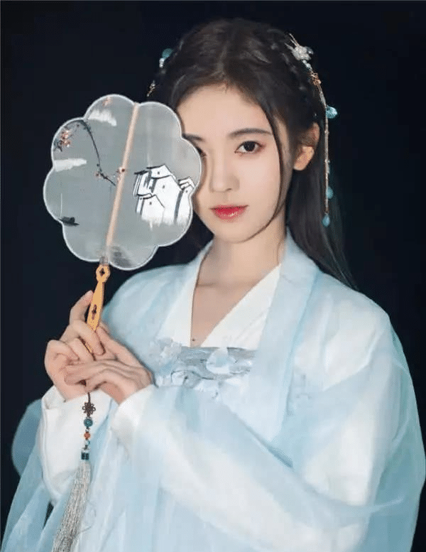 肩膀上都有硅胶？号称“四千年一遇的美女”，身上还有真东西吗？
