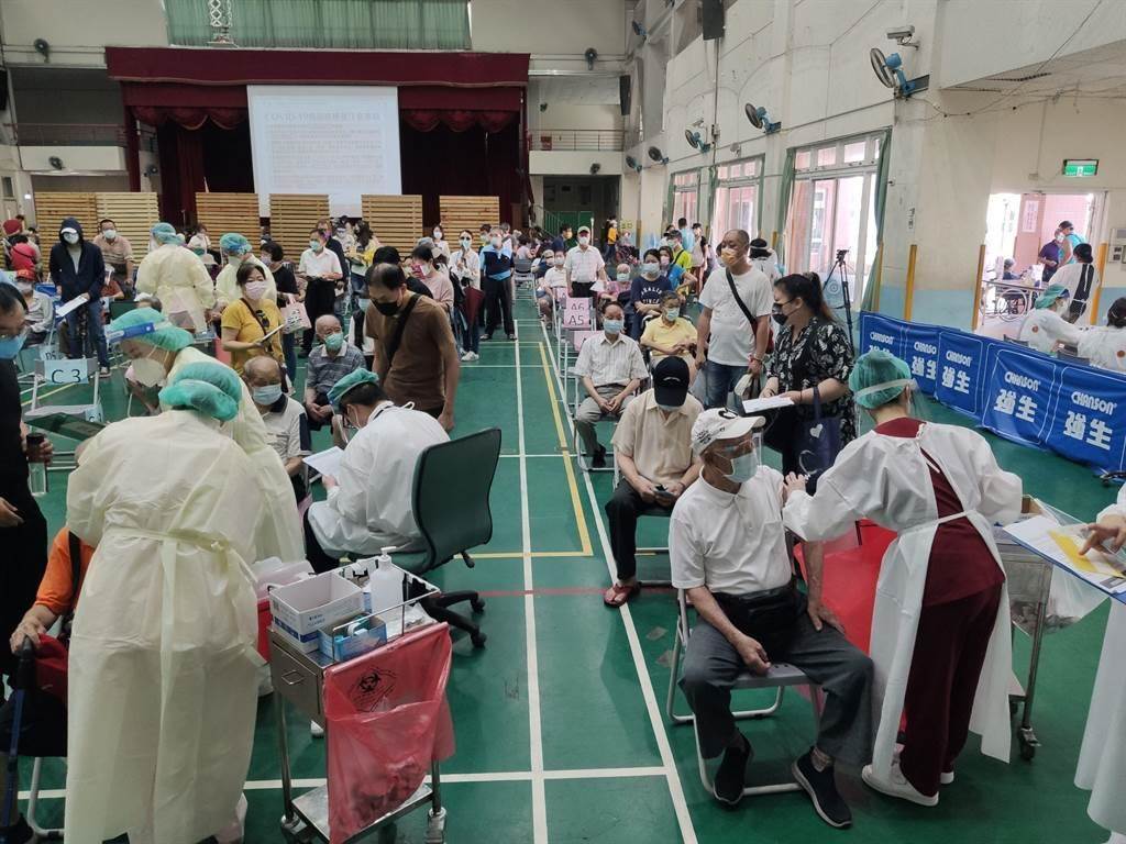 快訊：台灣地區通報新增12例新冠肺炎確診病例