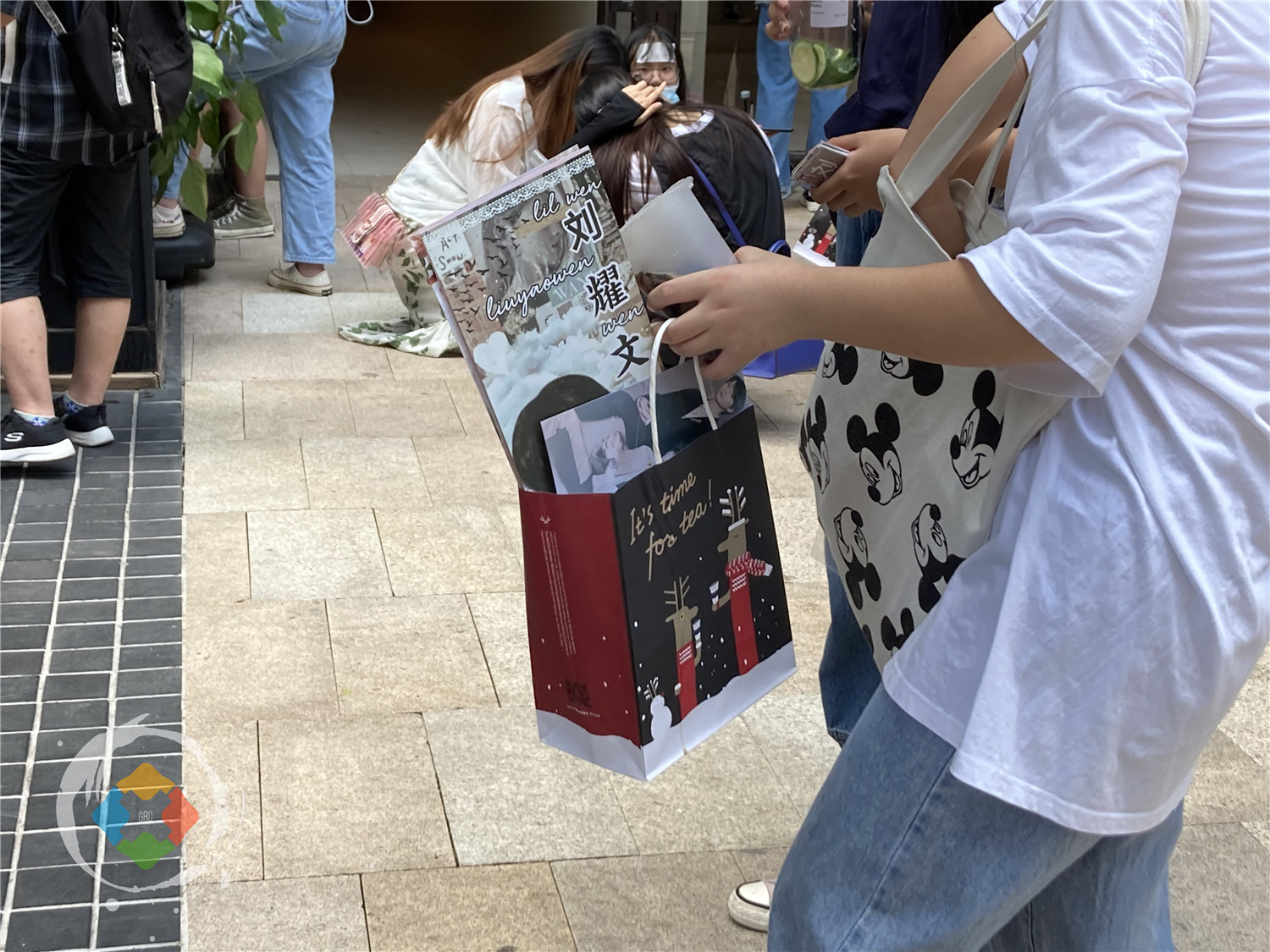 重庆奶茶店被追星族包围，门前水泄不通，都是来看谁的？