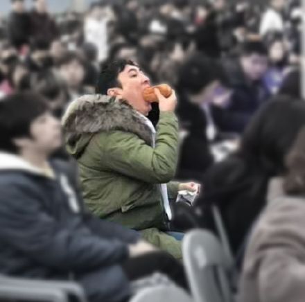 王思聪穿女款毛衣现身成都！美女作伴还有保镖护航，他也很接地气