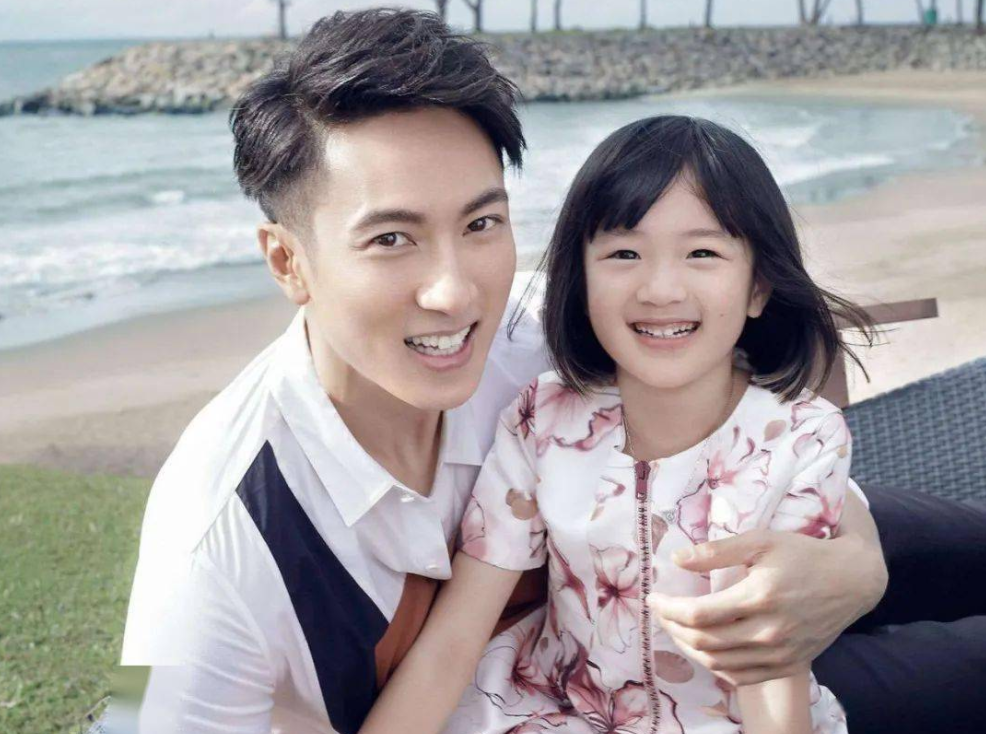 郑恺夫妇合体为女儿庆百天，给娃拍照画面温馨