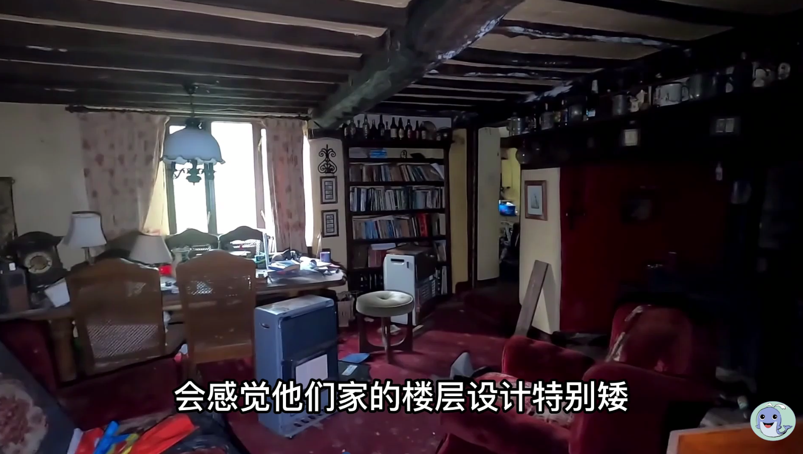 这是一栋被主人遗弃的房屋，价值180万的汽车都不要了
