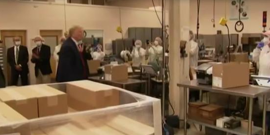 特朗普继续捣乱，不戴口罩参观拭子生产厂，当