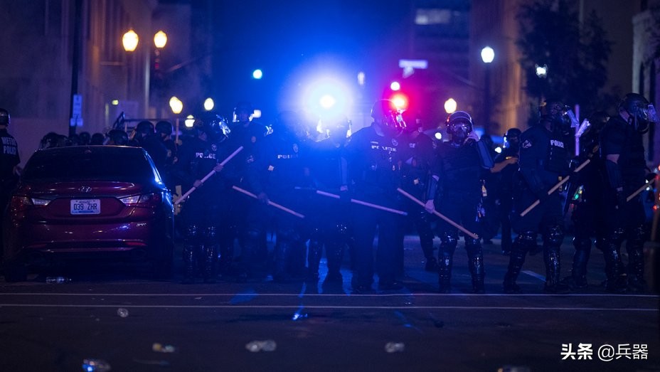 美国大骚乱，正迅速蔓延，记者被警察击中！大