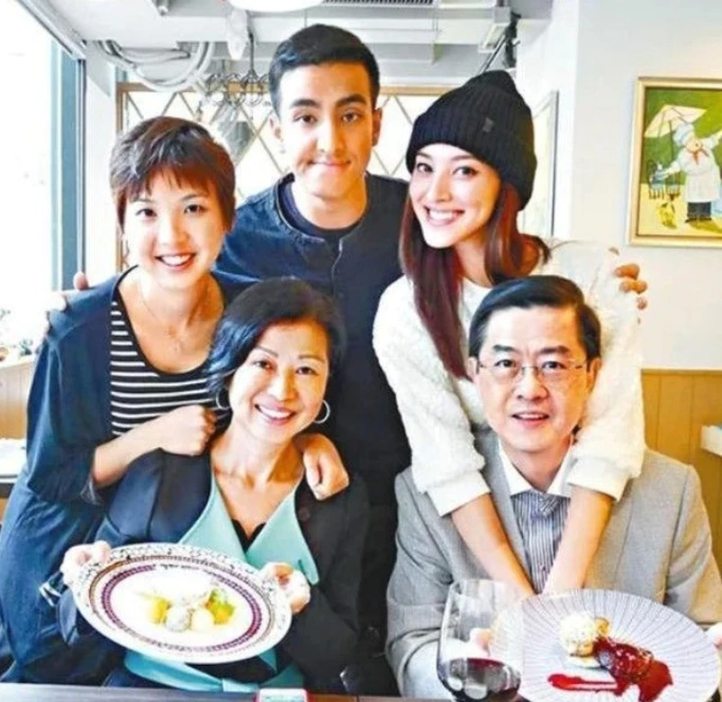 陈凯琳为郑嘉颖和爸爸庆生，小儿子长得像外公，隔代遗传又显灵了