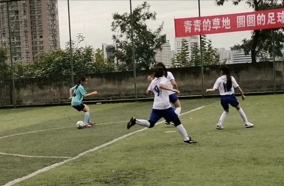 潆溪小学女子足球队荣获年南充市顺庆区第六届中小学生足球联赛二等奖及道德风尚奖 四川民生资讯 南充