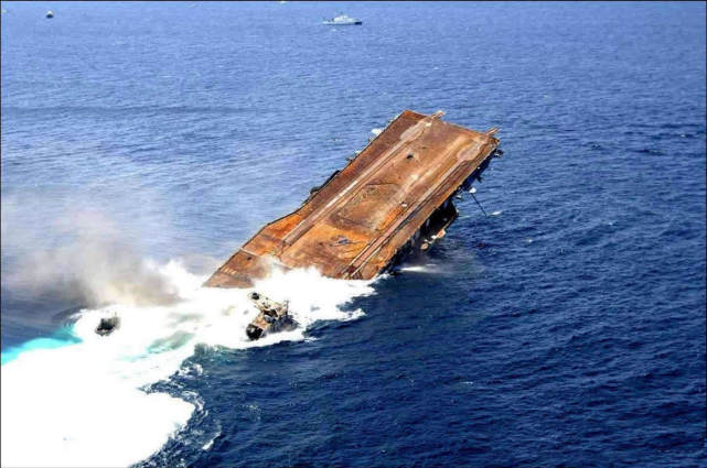 海底引爆2万吨核弹，登陆舰直接被气化，航母被