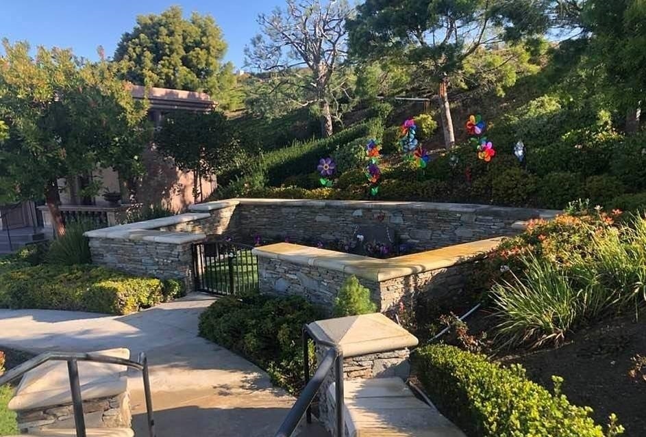 一周年|科比去世一周年祭日：瓦妮莎晒昔日球场全家福 配文永远在一起