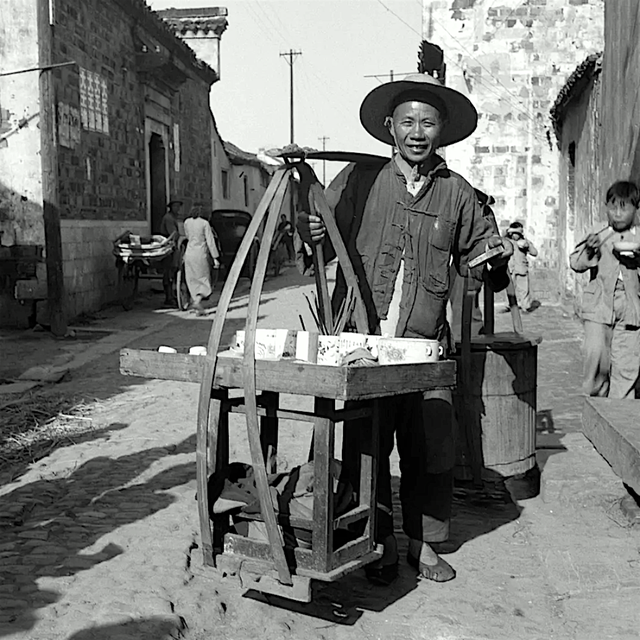 老照片：1945年江苏南京，明城墙下的昔日风景