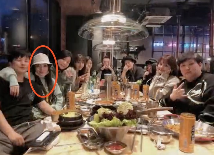 李小璐带女儿外出游玩，母女俩潮范儿十足，甜馨颜值越来越高