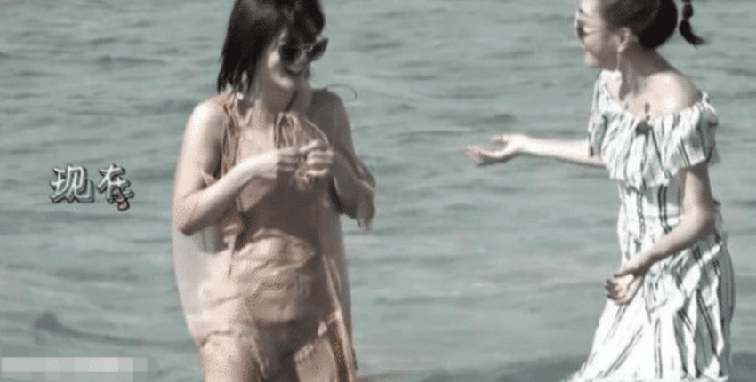 谢娜海边玩水打湿裙子，腹肌一览无余，尽显好身材