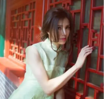 李若彤晒出自己的照片，网友看到后大呼：这不是一般能驾驭的