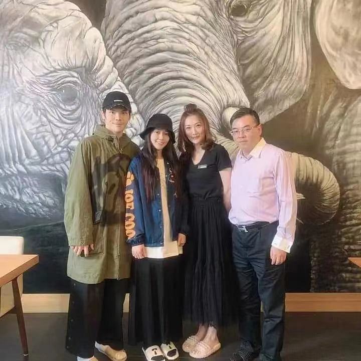 向太带郭碧婷逛街五个保姆跟随！暴瘦后老得厉害，向佐抱娃好无奈