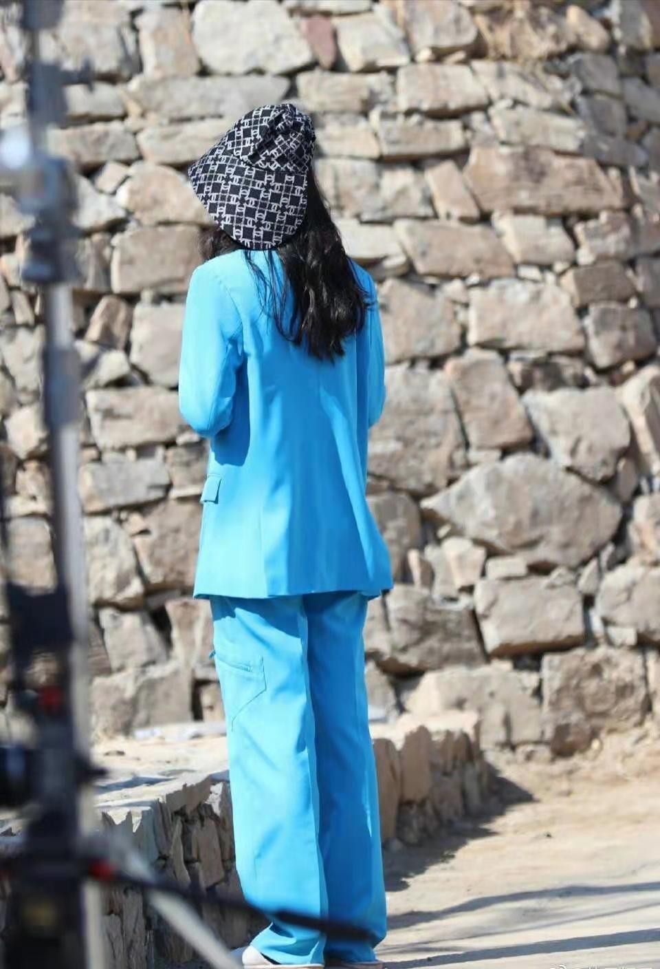 Shu Qi wears business suit to take wind on foot, a pair of slipper can be accomplished! Netizen: Is what I am short of slipper