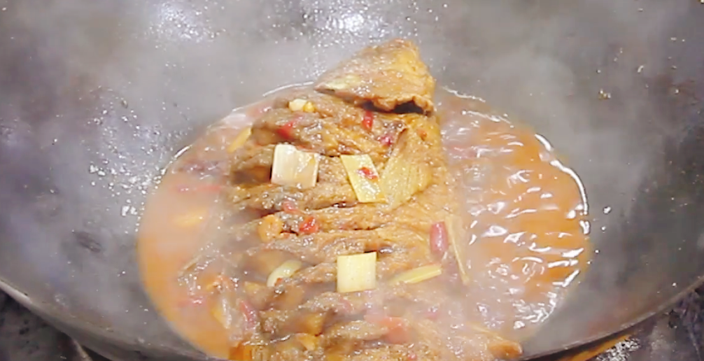 The home-cooked method of braised fish, the fish meat is fresh and tasty, it is greedy and eats again, and there is no soup left in the pot.
