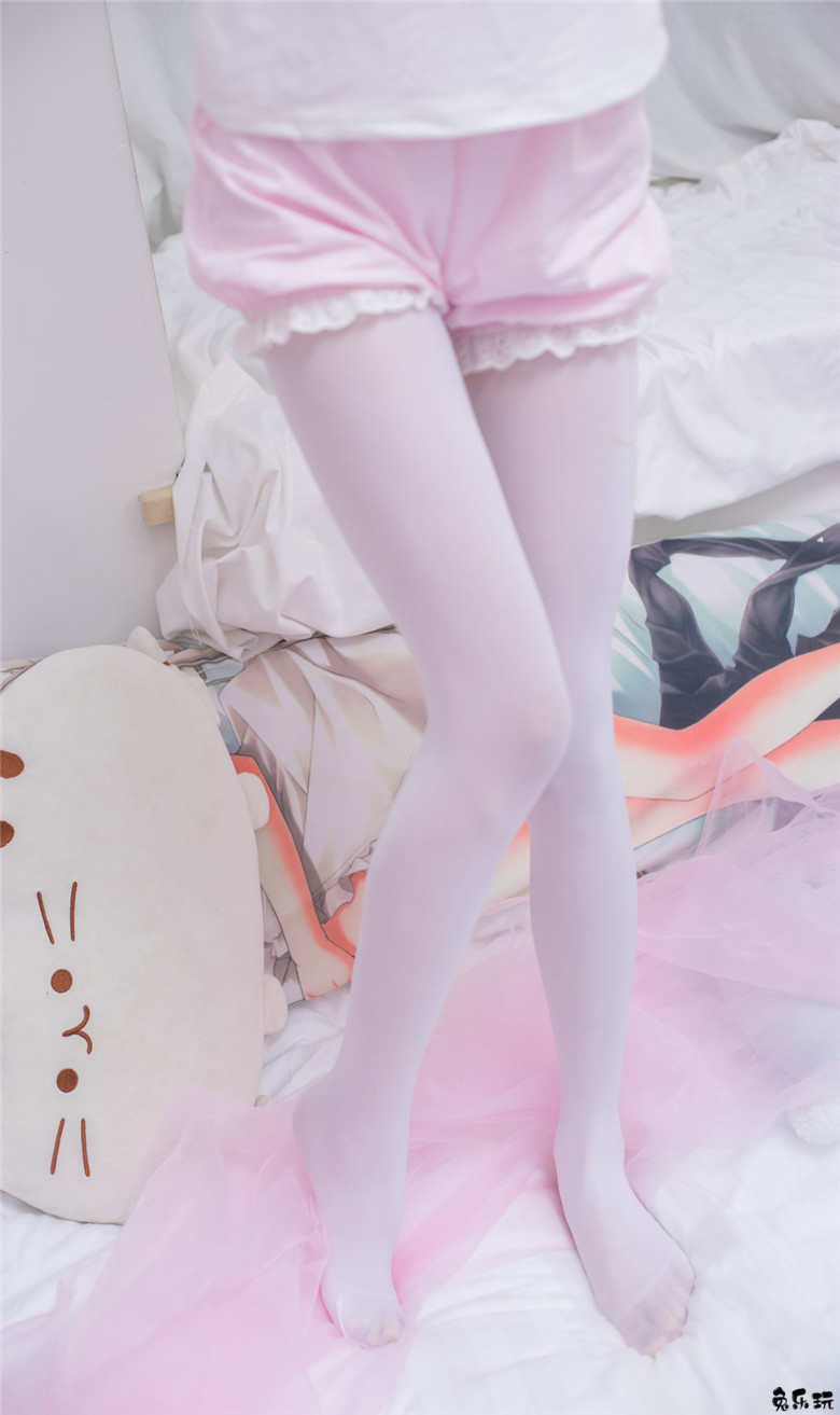 卧室里的白丝少女