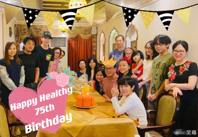 吴尊晒全家福为父亲庆生，75岁吴爸冻龄保养，孙子孙女画画送爷爷