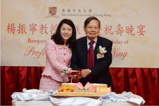 44岁翁帆也老了，穿格纹裙发福显老，98岁杨振宁穿正装太精神