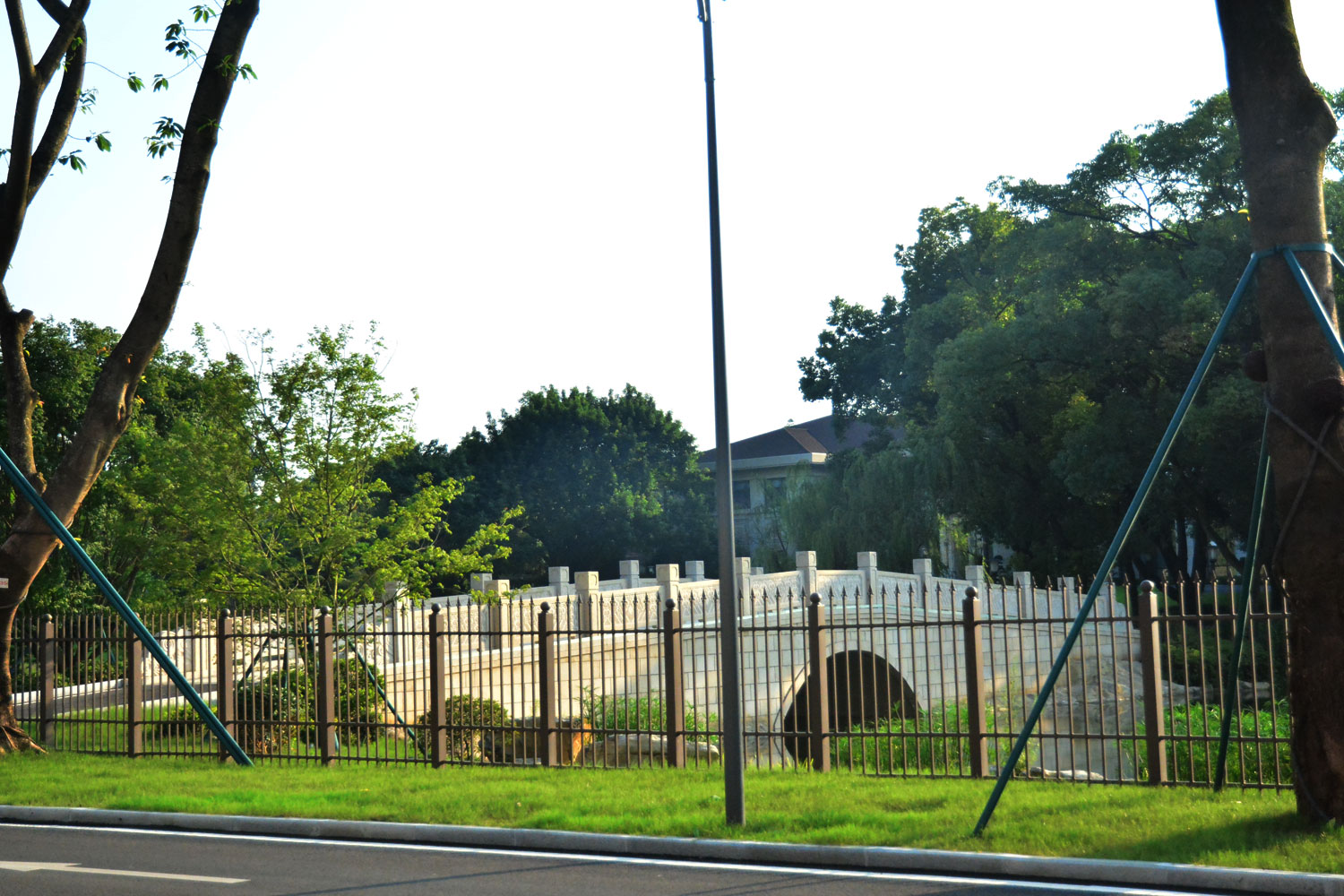 大门重修后的渝州宾馆：走路散步免费，开车穿越却要交钱？