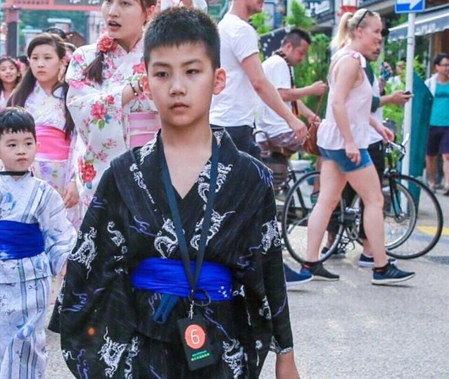 胡軍妻子曬照為兒子慶生，12歲康康身高已超媽媽，帥氣小伙來襲