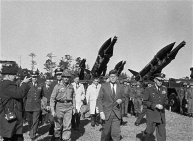 ΰ�˵��۹⣺ë��ϯ��1962��Ű͵���Σ��