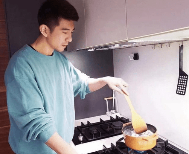 贾静雯亲自为女儿做美食，咘咘大赞妈妈厨艺，吃货模样古灵精怪