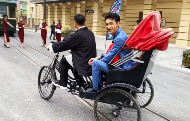 秦霄贤称最讨厌被叫富二代，岳云鹏反应真实，谁注意他嘟囔了什么
