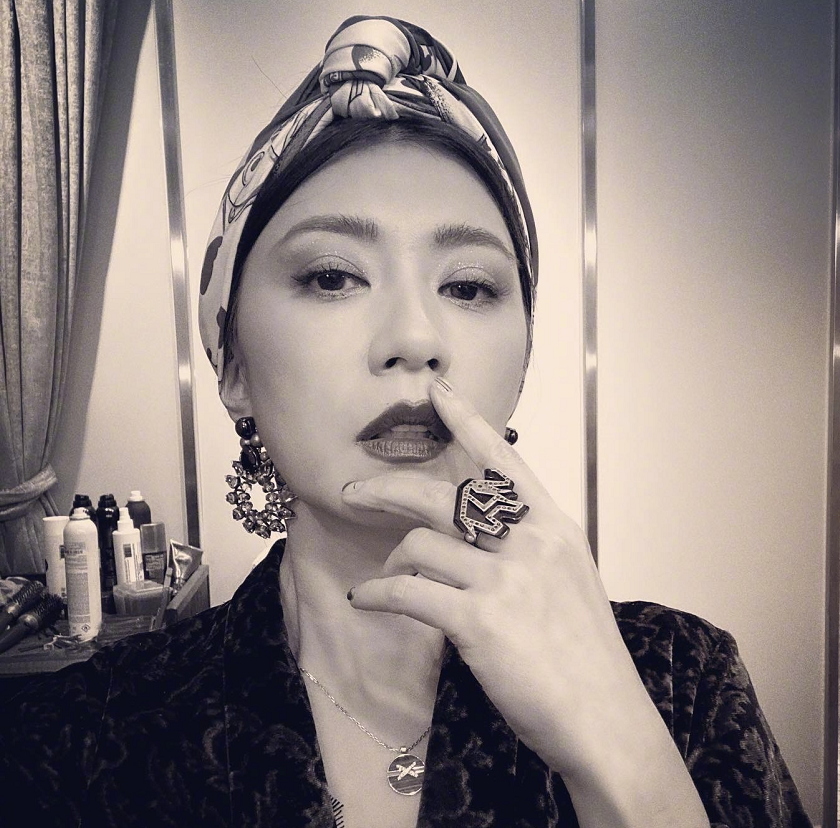 贾静雯老公晒女儿近照，咘咘和妹妹的颜值都超高，长大一定要出道