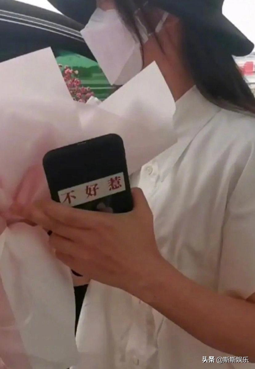 疑似李尖尖投树洞，为两哥同时表白自己而苦恼，谭松韵爆笑回应