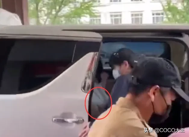 唐艺昕产后出院被记者围住有谁注意张若昀的手放哪？爱情最好样子
