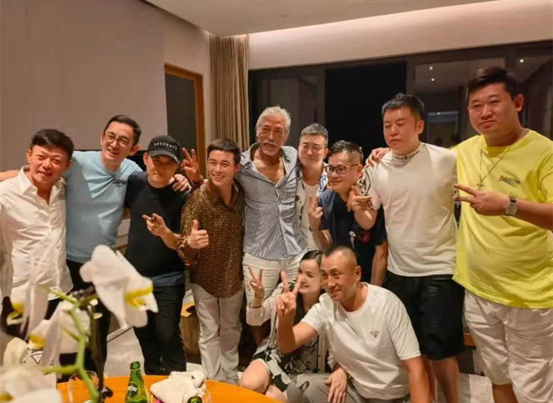 张耀扬陈小春谢天华齐聚海南，坐游艇出海吃海鲜大餐，生活惬意