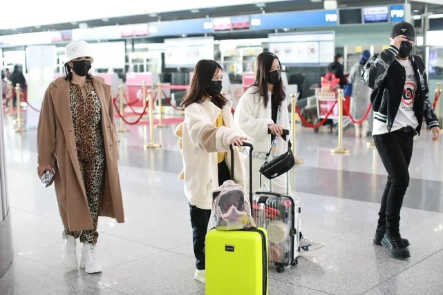 鐘麗緹張倫碩一家四口同框畫面養眼，倆女兒長相標致出落亭亭玉立