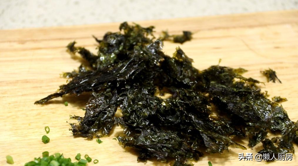 沒想到紫菜炒飯這麼好吃，配上1個雞蛋和半根胡蘿蔔，顏色豐富